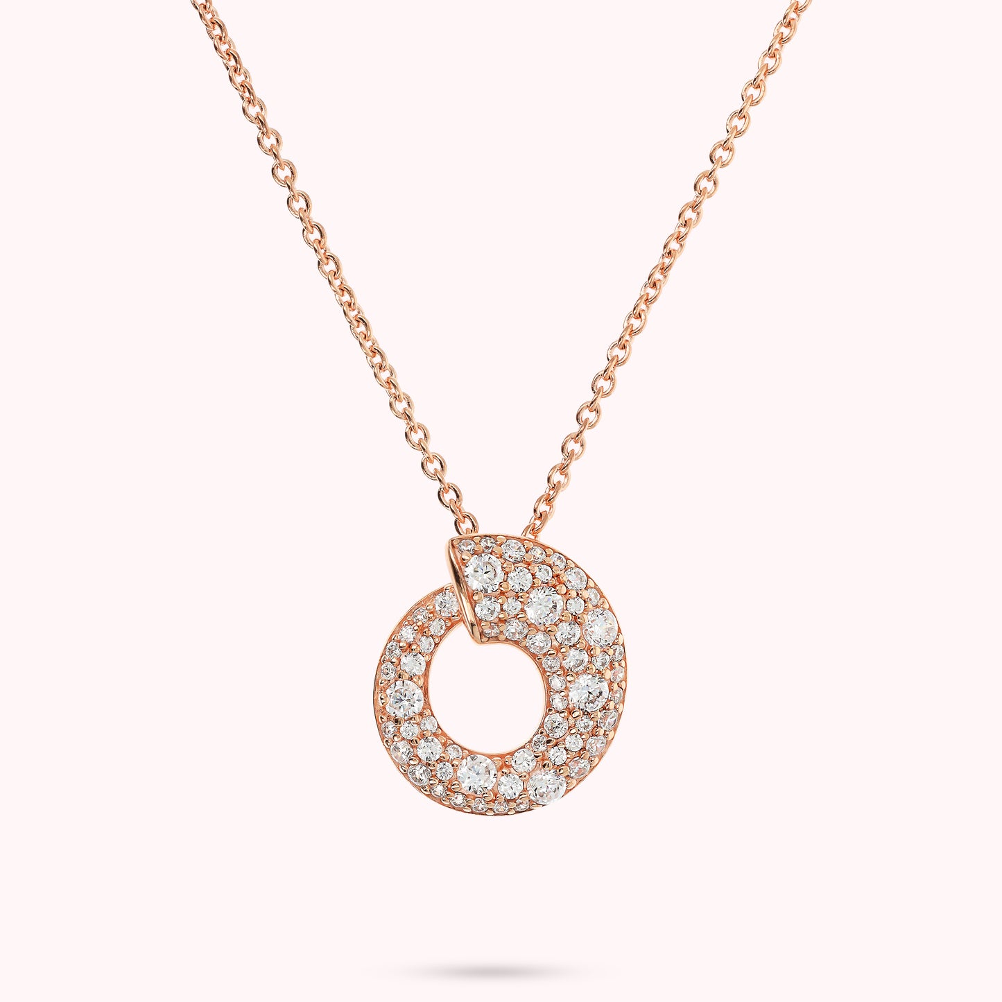 Collana con Pendente a Cerchio Graduato in Pavé Misto