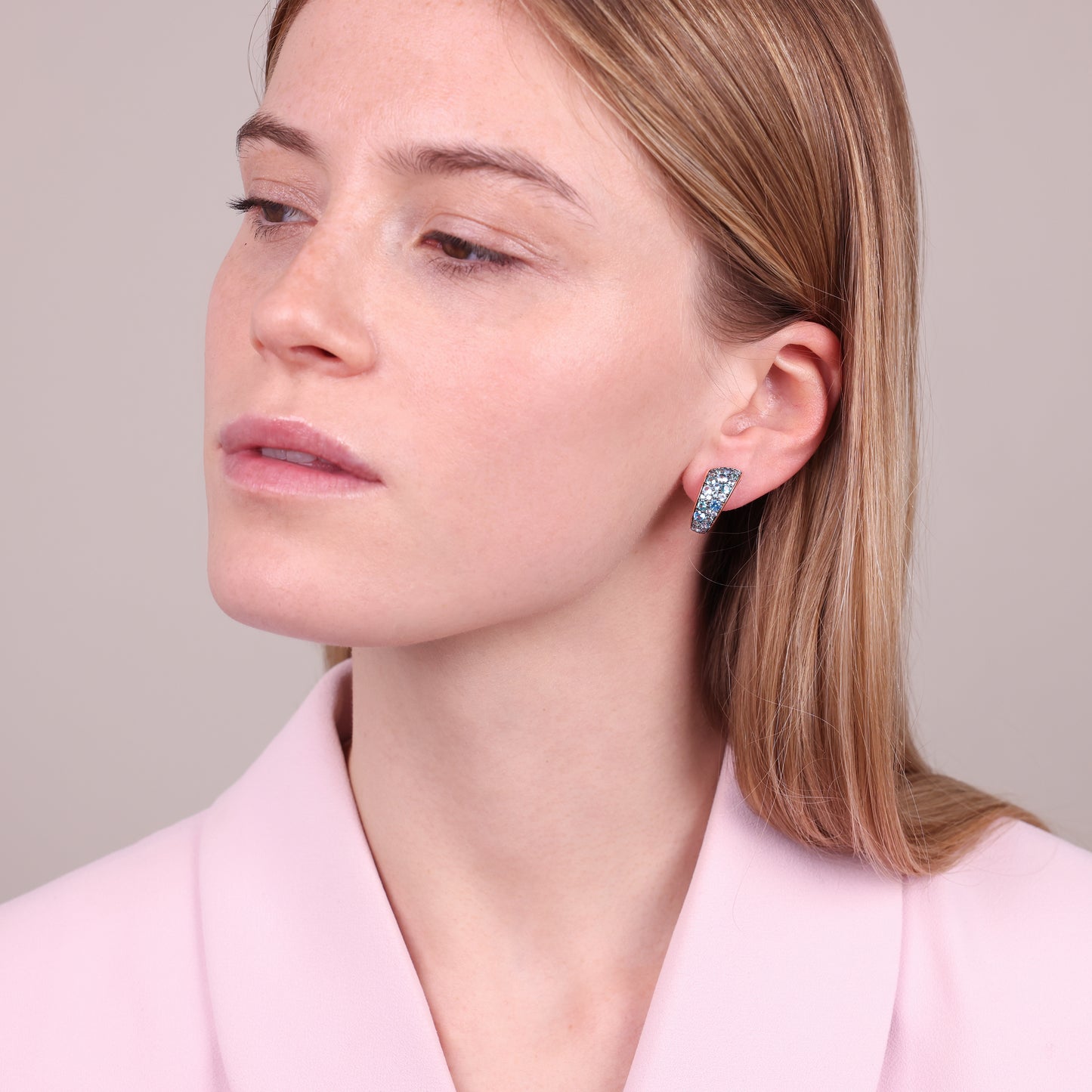 Boucles d'oreilles à tige graduées pavées de zircones cubiques