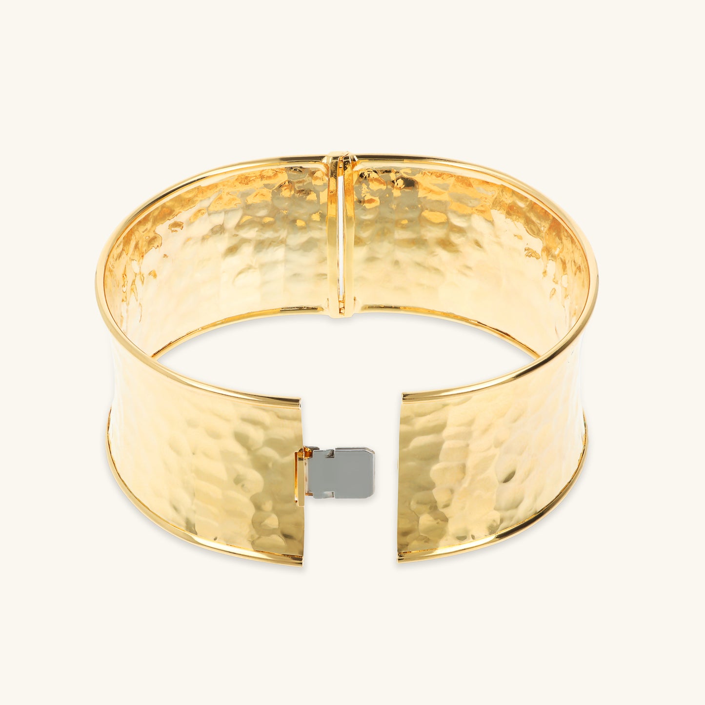 Bracelet rigide à bande martelée