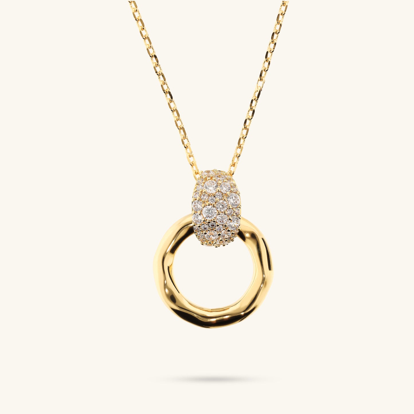 Collier avec pendentif en anneau martelé et pavé de zircones cubiques