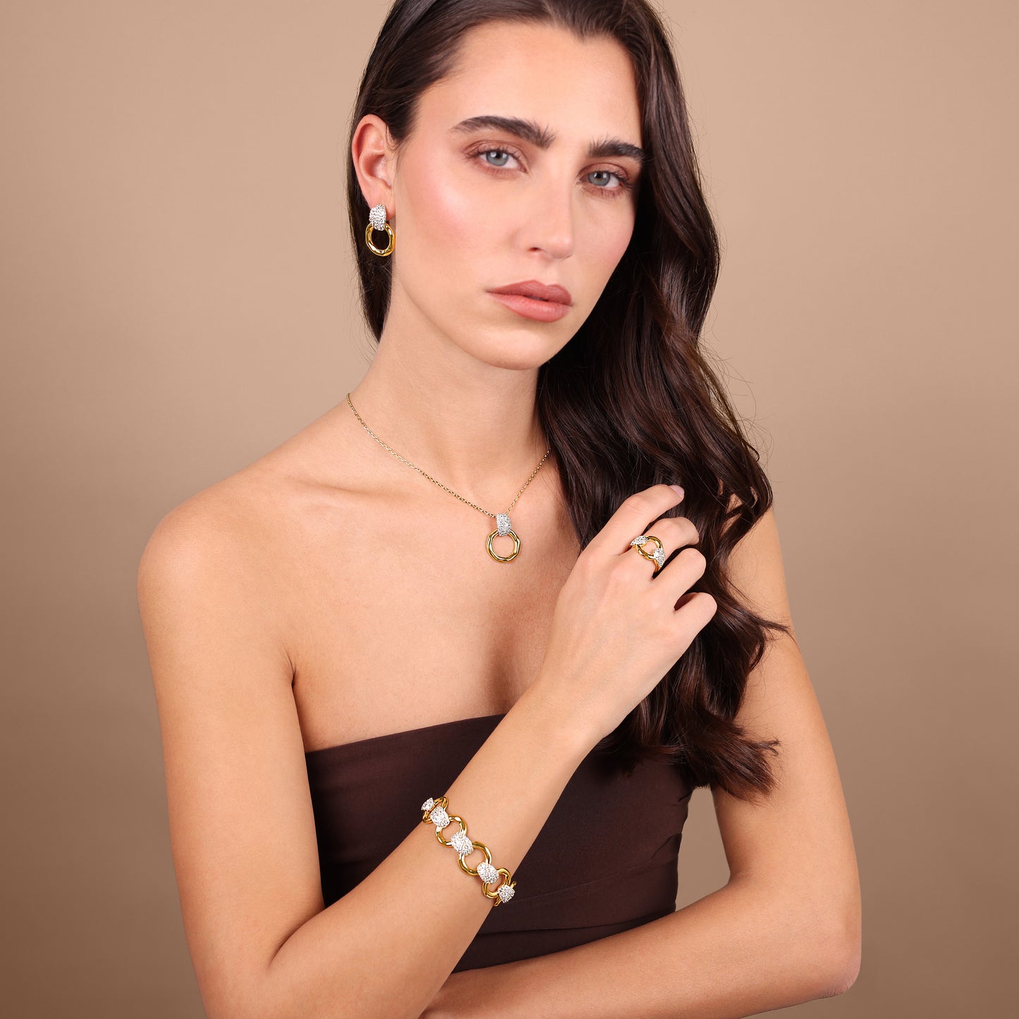 Bracciale con Maglie ad Anello Martellate e Pavé di Cubic Zirconia