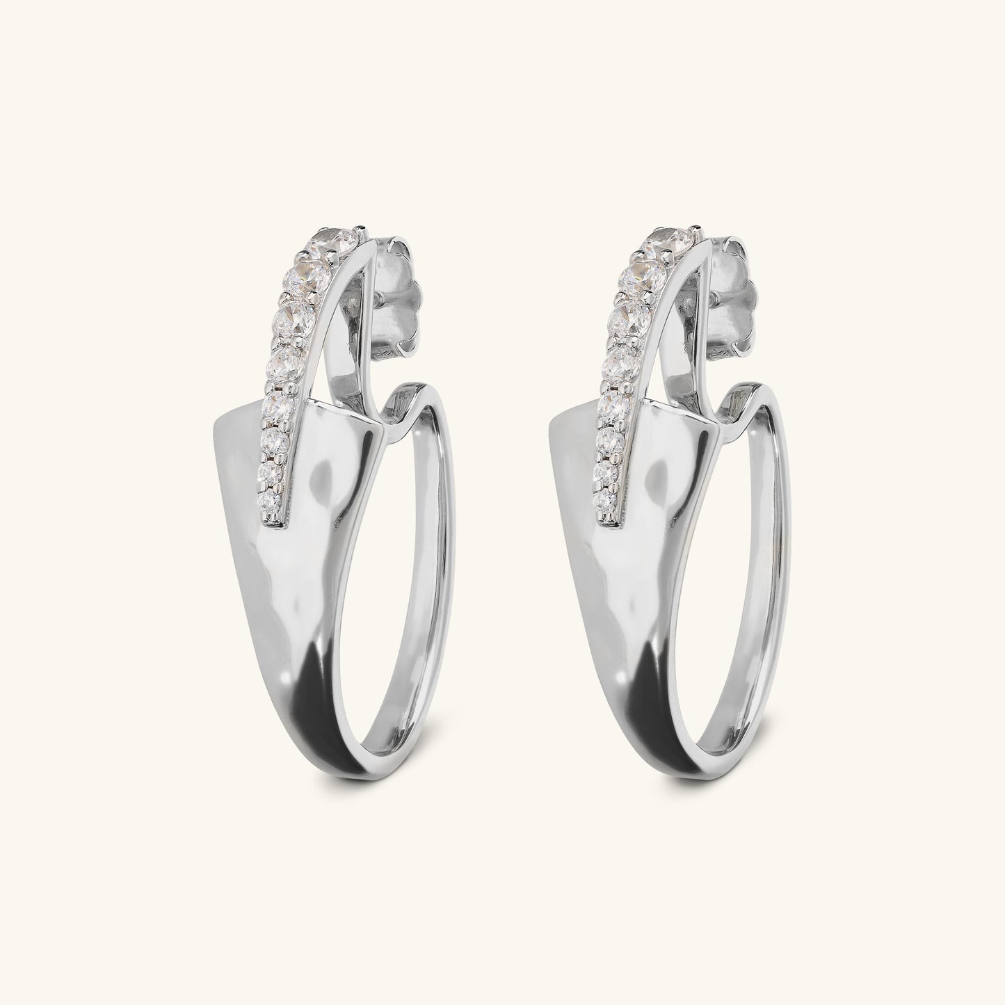 Boucles d'oreilles ovales martelées avec pavé de zircones cubiques