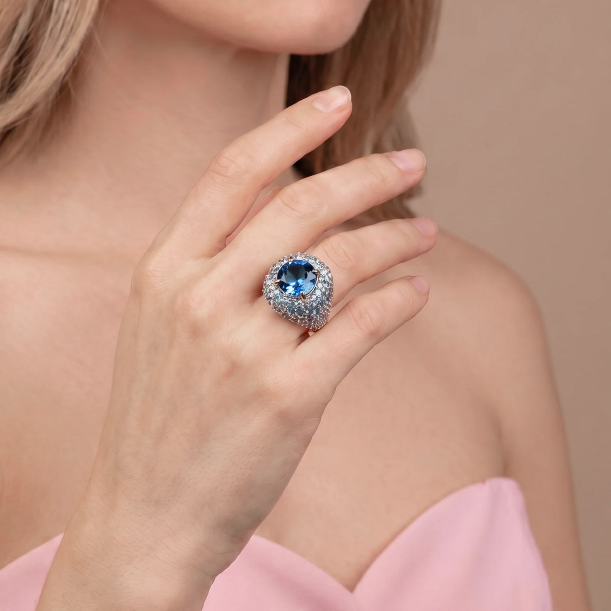 Anello con Prisma Gem Quadrata e Pavè di Cubic Zirconia Placcato Oro 18Kt