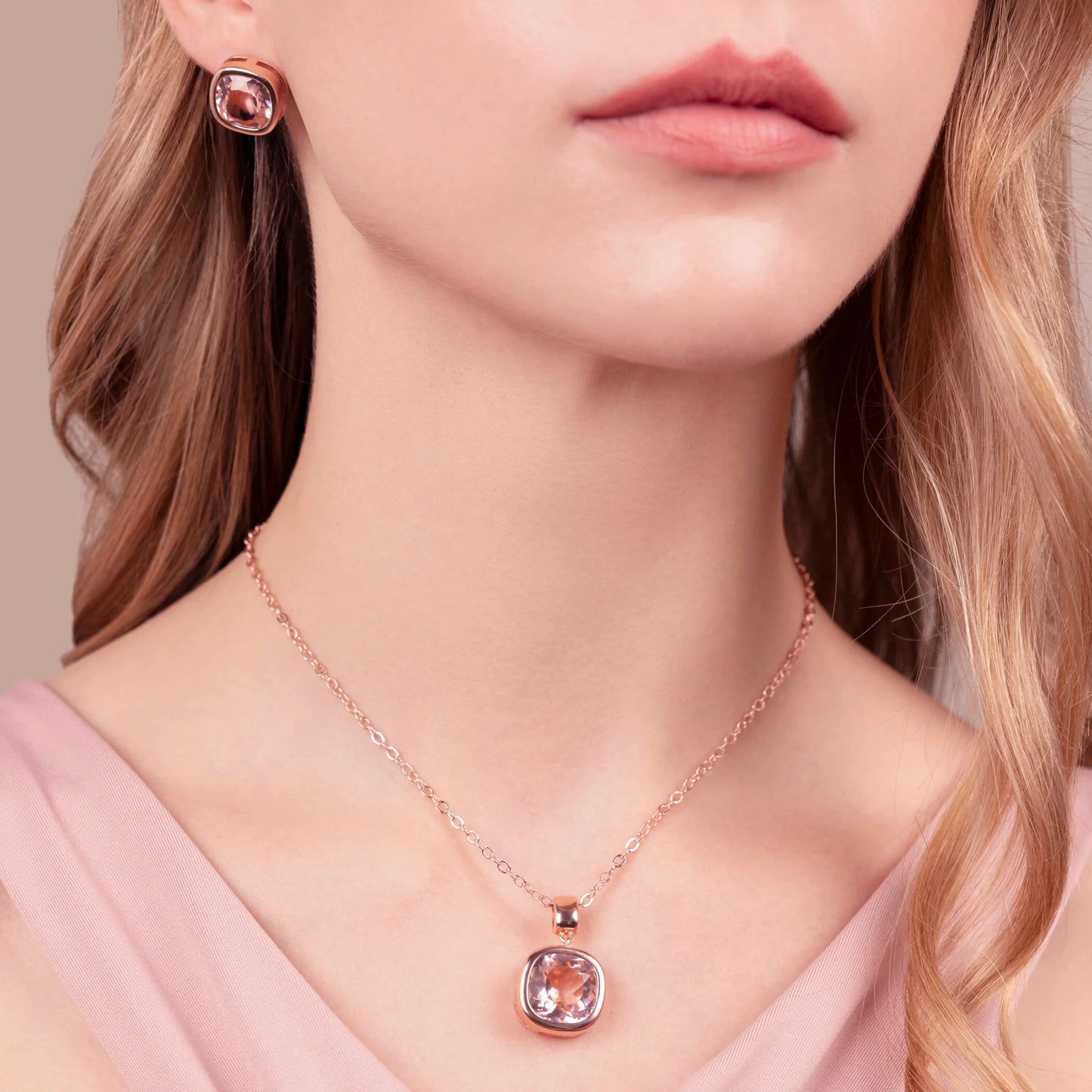 Collana con Punto Luce in Prisma Gem Taglio Cushion