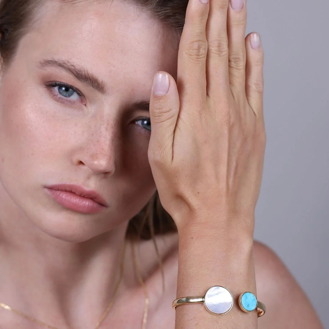 Bracciale Rigido in Argento 925 placcato Oro Giallo 18Kt con Doppio Disco in Magnesite Turchese e Madreperla Bianca