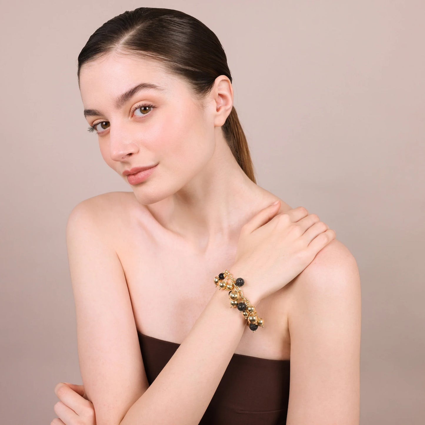 Bracciale in Argento 925 placcato Oro Giallo 18Kt con Charm in Spinello Nero e Bead Lucide