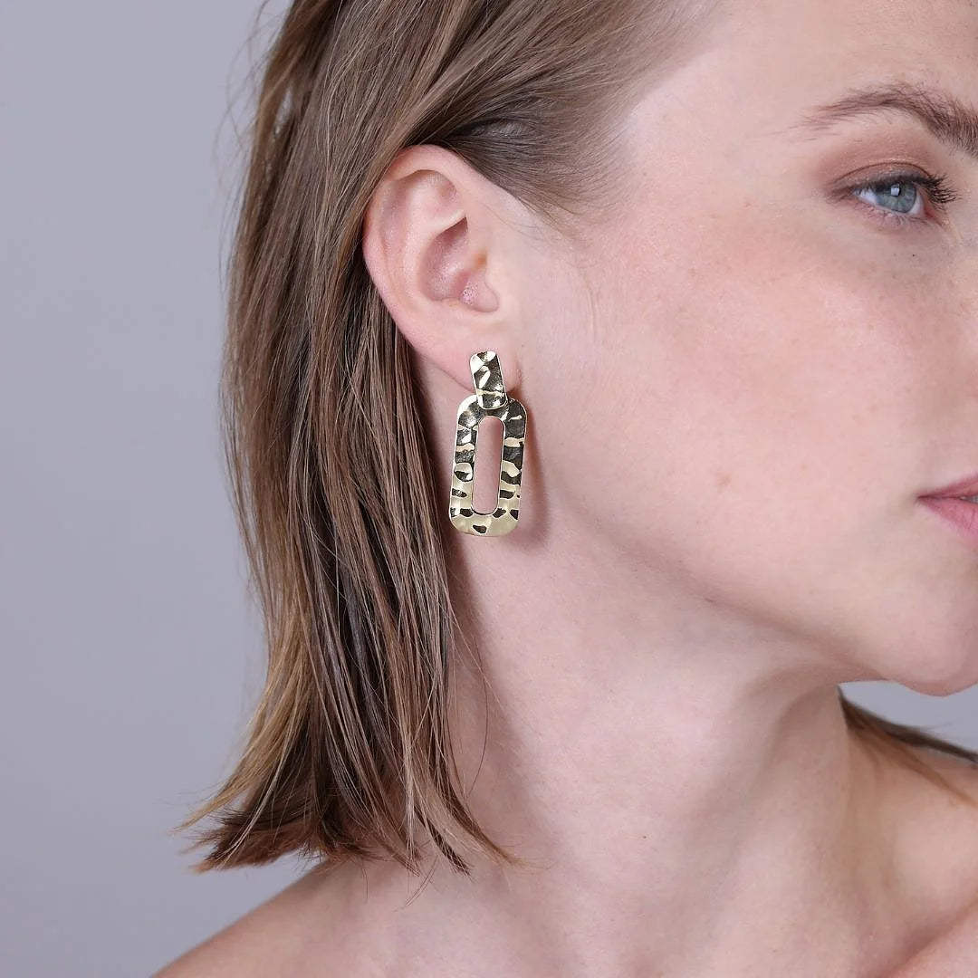 Orecchini Pendenti Rettangolari in Argento 925 placcato Oro Giallo 18Kt con Superficie Martellata