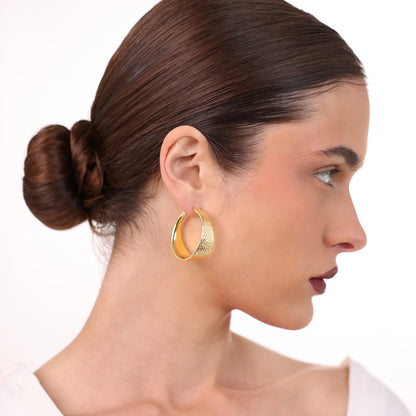 Orecchini a Cerchio Graduati in Argento 925 placcato Oro Giallo 18Kt con Superficie Martellata