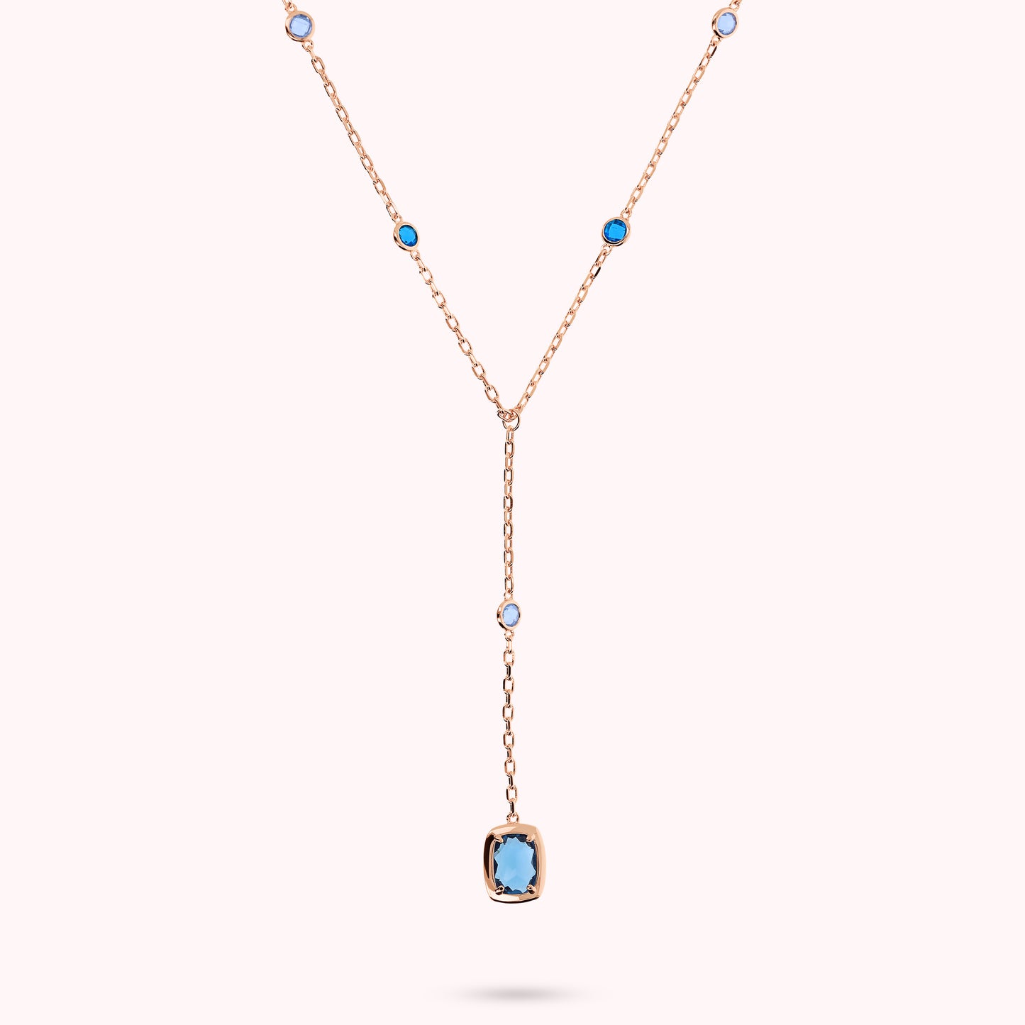 Collier à nœuds avec pierres précieuses rondes et baguettes