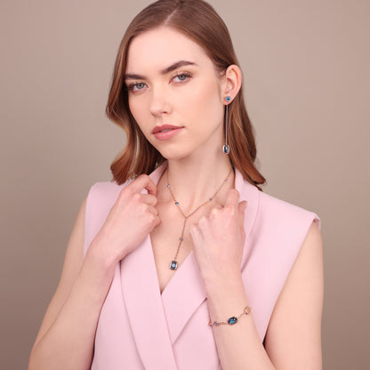 Collier à nœuds avec pierres précieuses rondes et baguettes