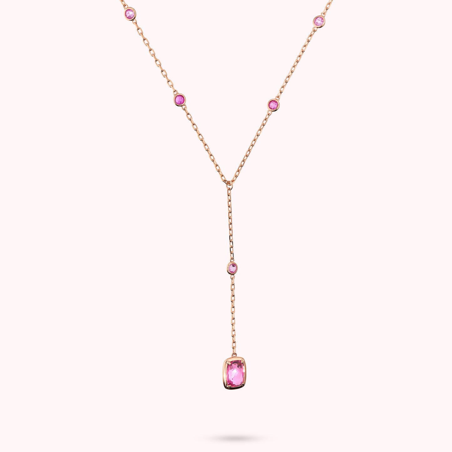 Collier à nœuds avec pierres précieuses rondes et baguettes