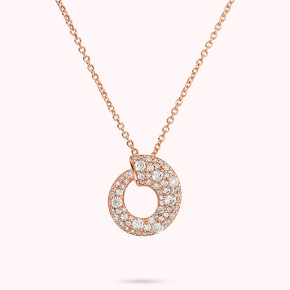 Collana con Pendente a Cerchio Graduato in Pavé Misto