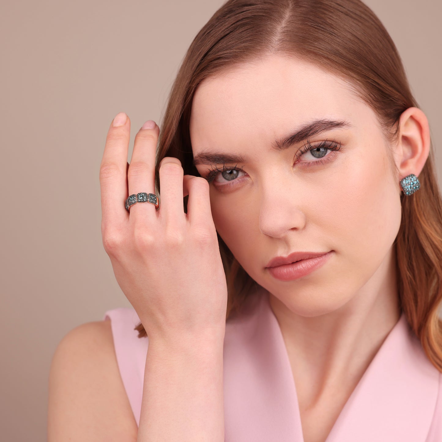 Anello a Fascia con Elementi Quadrati in Pavé di Cubic Zirconia