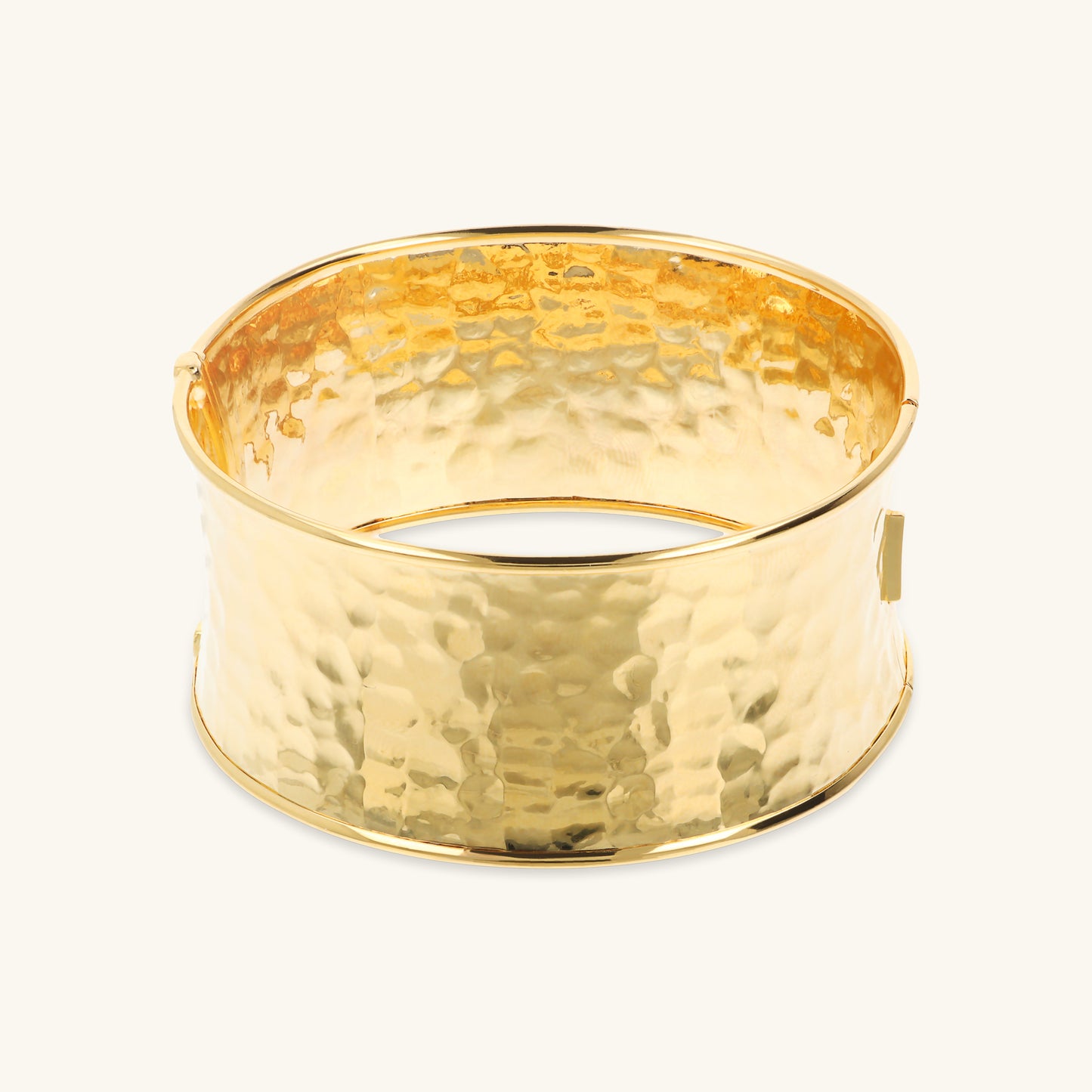 Bracelet rigide à bande martelée