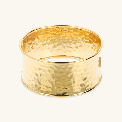 Bracelet rigide à bande martelée
