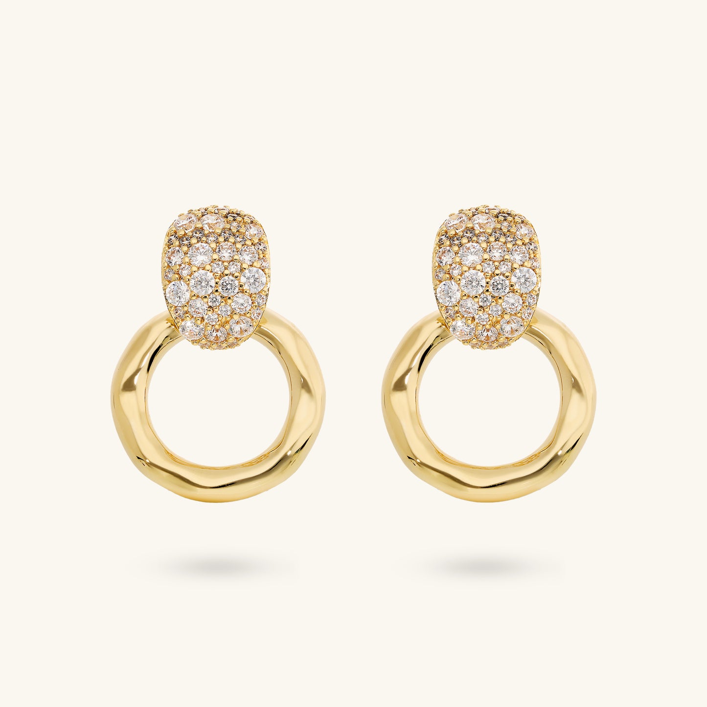 Orecchini Pendenti ad Anello Martellati con Pavé di Cubic Zirconia