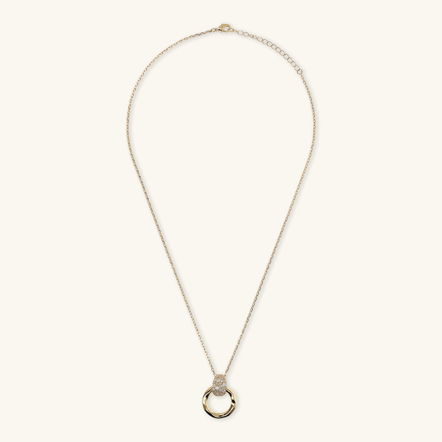 Collier avec pendentif en anneau martelé et pavé de zircones cubiques