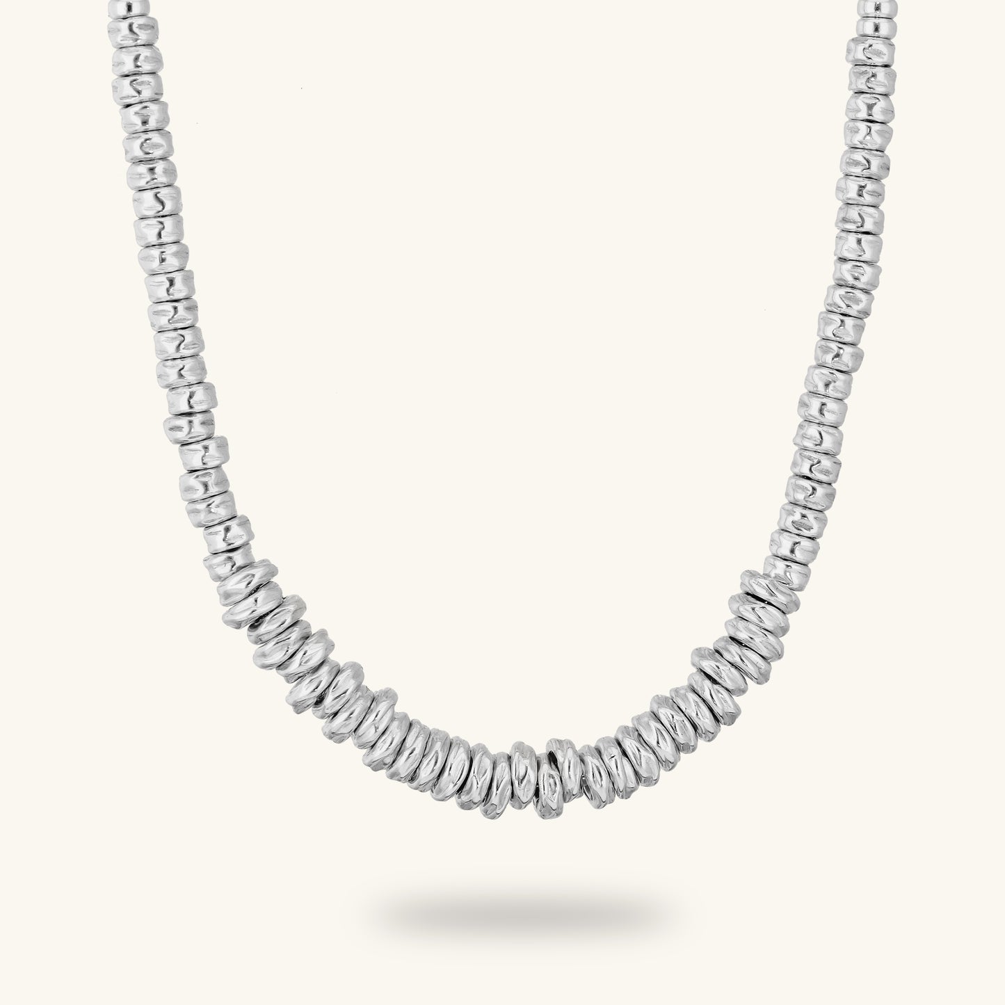 Collana Girocollo con Rondelle Martellate e Sfere Lucide