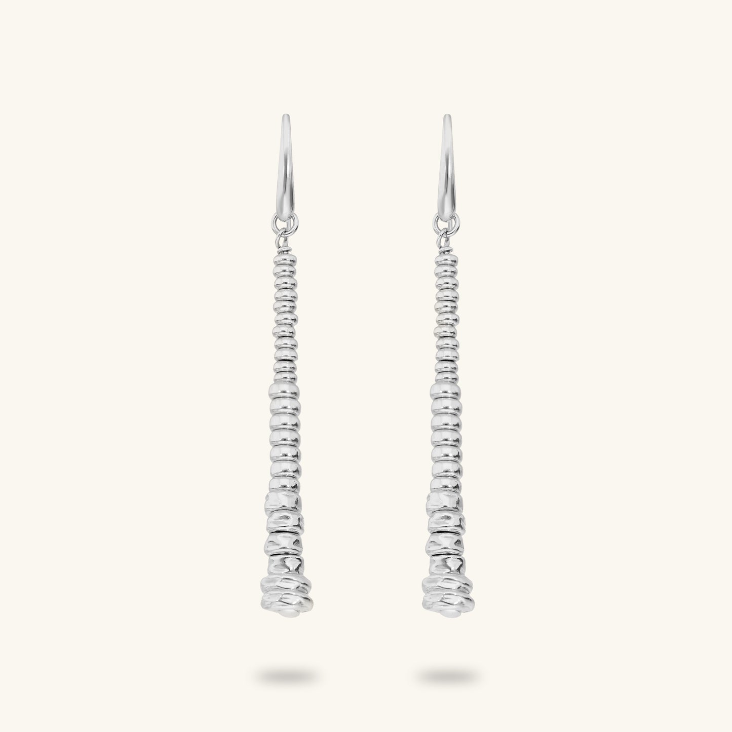 Boucles d'oreilles pendantes avec rondelles martelées et sphères brillantes