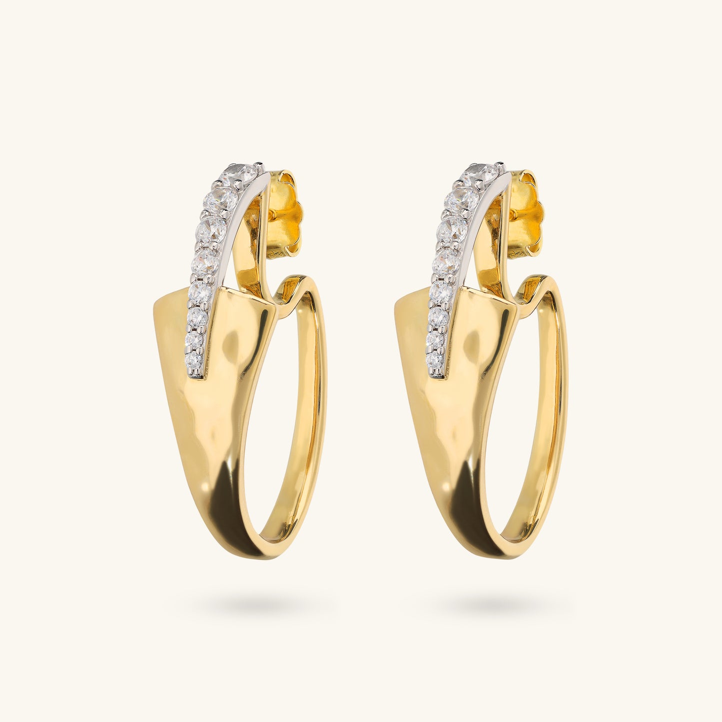 Boucles d'oreilles ovales martelées avec pavé de zircones cubiques