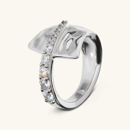 Bague martelée Contrarié avec pavé de zircones cubiques