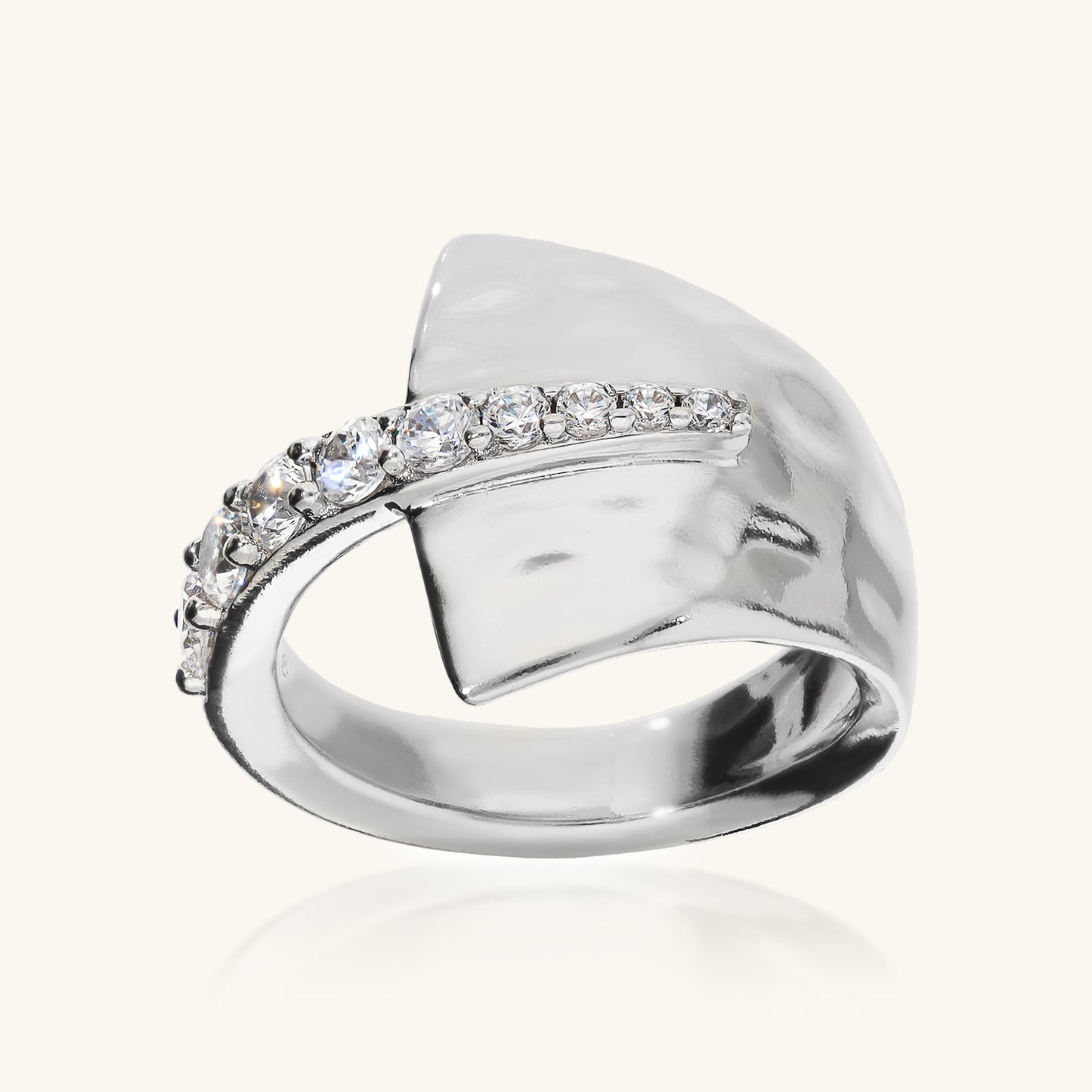 Bague martelée Contrarié avec pavé de zircones cubiques