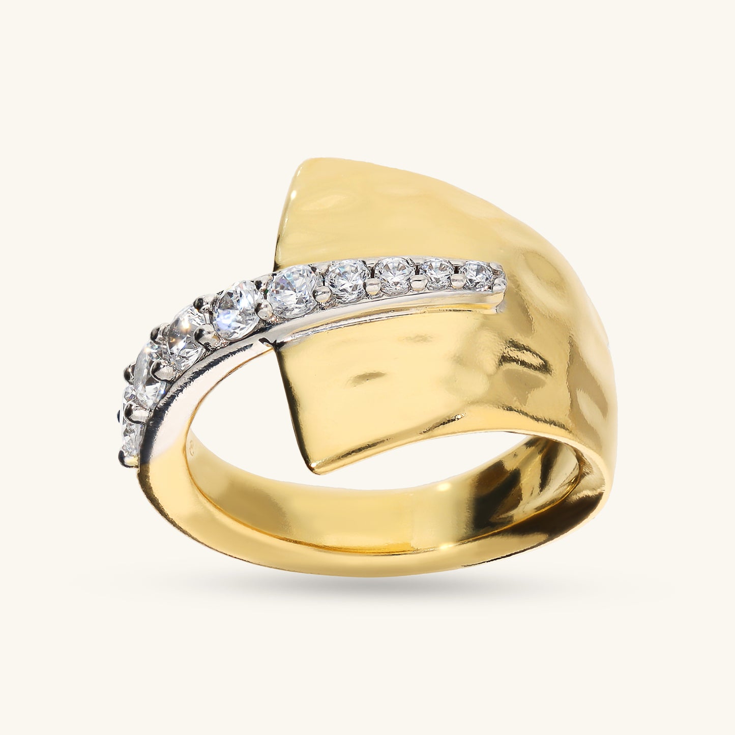 Bague martelée Contrarié avec pavé de zircones cubiques